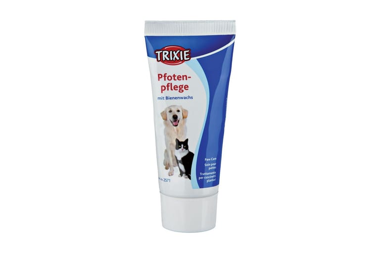 Vit och blå tub med Trixie tassalva och en bild av en hund och en katt