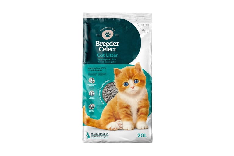 Påse med Breeder Celect kattsand av returpapper med en kattunge på framsidan