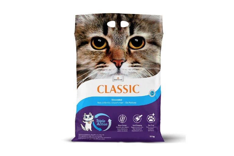 Säck med Intersand Classic kattsand med en katt på framsidan